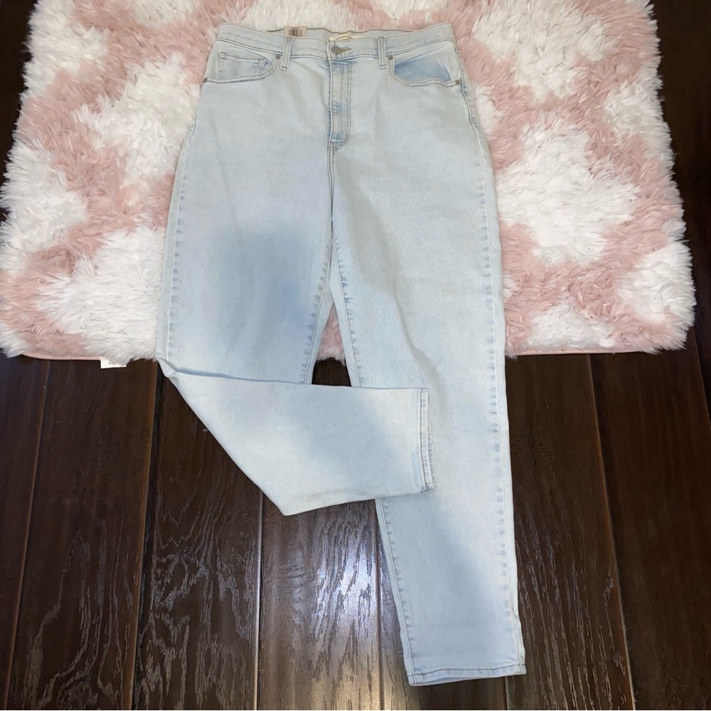 NWT Levi’s High Waisted Taper Jeans Size 32